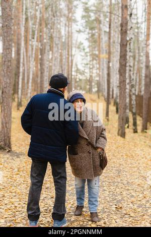 Ein älteres Paar genießt den Herbstpark Stockfoto