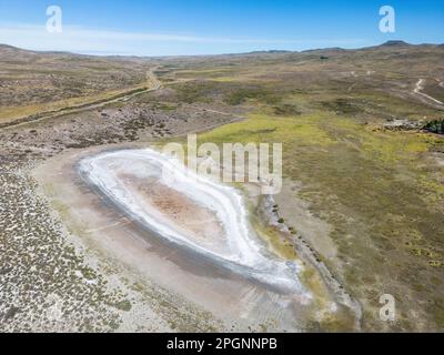 Vollständig ausgetrockneter Salzsee neben dem Ruta40. Jahrhundert in Argentinien, Südamerika - von oben gesehen Stockfoto