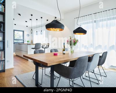 Esstisch mit Stühlen im Wohnzimmer Stockfoto