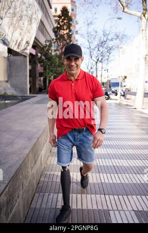 Lächelnder Mann mit Behinderung auf dem Bürgersteig Stockfoto