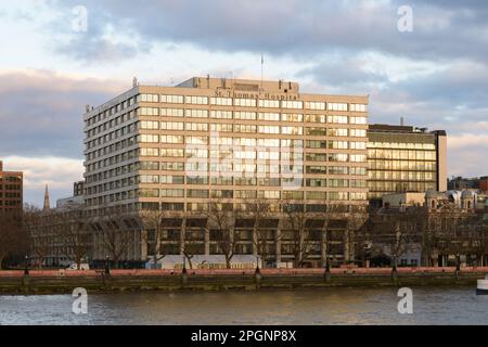 London, Großbritannien - 27. Februar 2023; St. Thomas Hospital am Südufer der Themse im Londoner Stadtteil Lambeth Stockfoto
