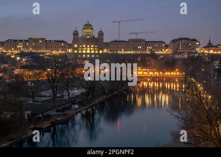 Schweiz, Kanton Bern, Bern, Blick von der Monbijoubrucke zum Bundeshaus in der Abenddämmerung Stockfoto