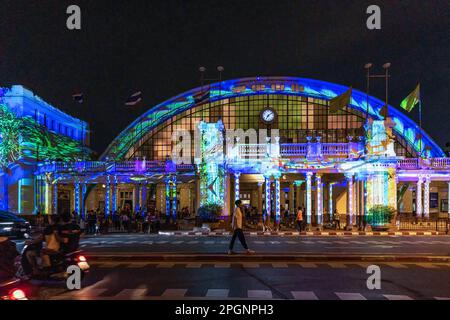 Bangkok, Thailand. 22. März 2023. Der Bahnhof Hua Lampong wird mit einer modernen Lichterinstallation beleuchtet, die im Gegensatz zur Ästhetik der Neorenaissance von buildingís steht.† „Unfolding Bangkok: Living Old Building Hua Lamphong“ am Bahnhof von Bangkok als denkmalgeschütztes Gebäude im Rahmen der Kampagne der Stadt Bangkok zur Förderung des Tourismus in der Metropole mit kreativen Aktivitäten im Stadtteil Pathum Wan, Bangkok, Thailand. (Foto: Nathalie Jamois/SOPA Images/Sipa USA) Guthaben: SIPA USA/Alamy Live News Stockfoto