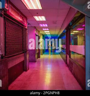 Bangkok, Thailand. 22. März 2023. Der Bahnhof Hua Lampong wird mit der Lichterausstellung Unfolding Bangkok mit Farbe bespritzt, um seine 106-jährige Geschichte zu feiern. „Unfolding Bangkok: Living Old Building Hua Lamphong“ am Bahnhof von Bangkok als denkmalgeschütztes Gebäude im Rahmen der Kampagne der Stadt Bangkok zur Förderung des Tourismus in der Metropole durch kreative Aktivitäten im Stadtteil Pathum Wan, Bangkok, Thailand. (Foto: Nathalie Jamois/SOPA Images/Sipa USA) Guthaben: SIPA USA/Alamy Live News Stockfoto