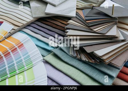 Verschiedene Stofffarben, die zusammen angeordnet sind Stockfoto