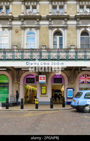 London, Großbritannien - Februar 27 2023; Adresse und Name des Bahnhofs Charing Cross Station, einer Londoner Endstation Stockfoto