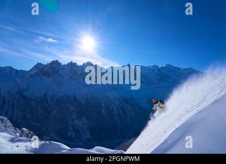 Reife Frau, die an sonnigen Tagen Ski fährt Stockfoto