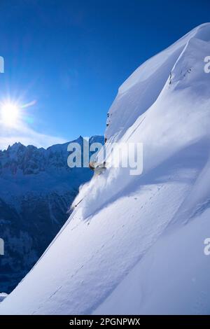 Reife Frau, die auf schneebedeckten Bergen Ski fährt Stockfoto