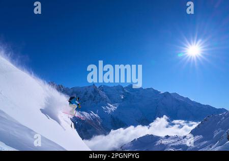 Springen auf verschneiten Hang Skifahrer Stockfoto