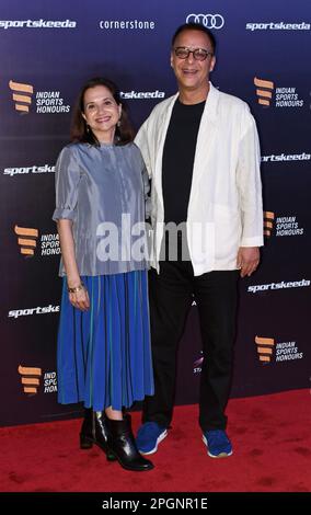 Mumbai, Indien. 23. März 2023. Die indische Autorin, Journalistin und Filmkritikerin Anupama Chopra posieren für ein Foto mit ihrem Mann, der Bollywood-Filmregisseurin Vidhu Vinod Chopra, während des roten Teppichs der Indian Sports Honours in Mumbai. Mit der Auszeichnung sollen Spitzenleistungen in verschiedenen Sportarten belohnt und neue Talente gefördert werden. Kredit: SOPA Images Limited/Alamy Live News Stockfoto