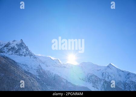 Schneebedeckte Berge unter blauem Himmel an sonnigen Tagen Stockfoto