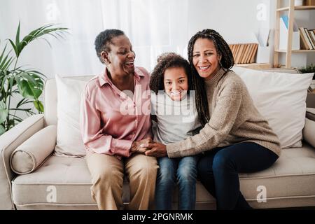 Glückliche Familie sitzt zu Hause auf sofa Stockfoto