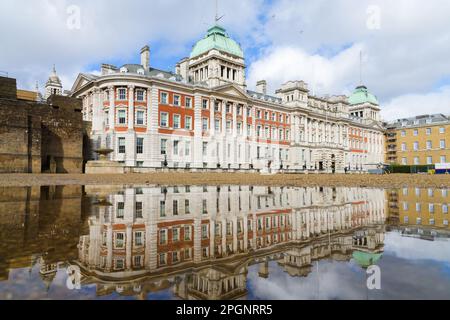 London, Großbritannien - 17. März 2023; das Old Admiralty Building spiegelt sich in einer Pfütze auf der Horse Guards Parade in London wider Stockfoto