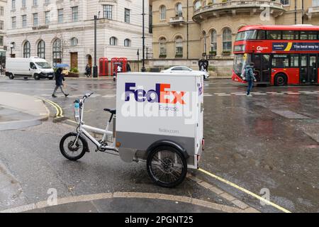 London, Großbritannien - 17. März 2023; Sustainable FedEx Express E-Cargo Delivery Bike auf einer feuchten Londoner Straße Stockfoto