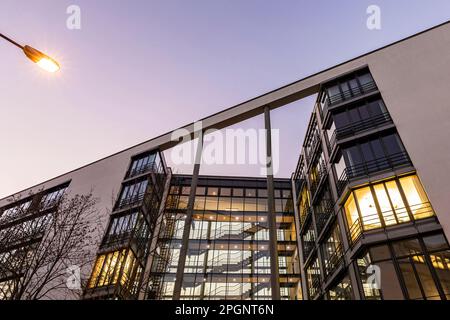 Außenansicht des modernen Bürogebäudes in der Abenddämmerung Stockfoto