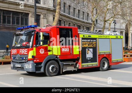 London, Großbritannien - 16. März 2023; London Fire Brigade Mercedez Benz Atego Pumpgerät DPL261 auf der Straße Stockfoto