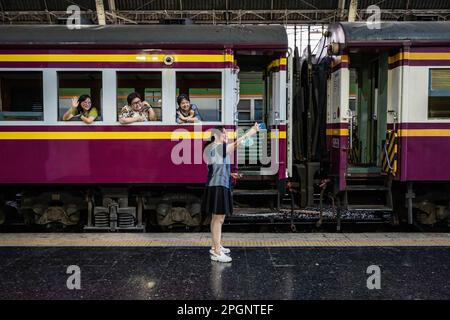 Bangkok, Thailand. 22. März 2023. Bangkok Station Hua Lampong'' erinnert an das Ereignis Unfolding Bangkok, die Besucher lernen wichtige Geschichte durch Licht, Sound, Musikvorführungen, zusammen mit vielen Aktivitäten. „Unfolding Bangkok: Living Old Building Hua Lamphong“ „Â am Bahnhof von .Bangkok als denkmalgeschütztes Gebäude als Teil der Bangkok City Kampagne zur Förderung des Tourismus in der Metropole mit kreativen Aktivitäten, im Pathum Wan Viertel, Bangkok, Thailand. (Kreditbild: © Nathalie Jamois/SOPA Images via ZUMA Press Wire) NUR REDAKTIONELLE VERWENDUNG! Nicht für den kommerziellen GEBRAUCH! Stockfoto