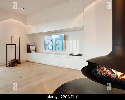 Inneneinrichtung des modernen Wohnzimmers mit Fernseher und Kamin zu Hause Stockfoto