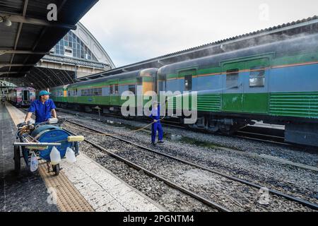 Bangkok, Thailand. 22. März 2023. Die Veranstaltung „Unfolding Bangkok“ am Bahnhof Hua Lampong eröffnet neue Erfahrungen und informiert über die wertvolle Geschichte der nationÃ, „Unfolding Bangkok: Lebendiges altes Gebäude Hua Lamphong''Â am Bahnhof von .Bangkok als denkmalgeschütztes Gebäude als Teil der Bangkok-Stadtkampagne zur Förderung des Tourismus in der Metropole mit kreativen Aktivitäten im Pathum Wan-Viertel, Bangkok, Thailand. (Kreditbild: © Nathalie Jamois/SOPA Images via ZUMA Press Wire) NUR REDAKTIONELLE VERWENDUNG! Nicht für den kommerziellen GEBRAUCH! Stockfoto