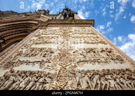 Schnitzereien auf der Mauer der Kathedrale Santa Maria Assunta, Orvieto, Italien Stockfoto