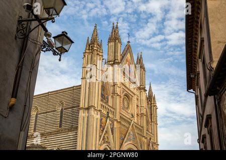 Kathedrale Santa Maria Assunta unter bewölktem Himmel, Orvieto, Italien Stockfoto