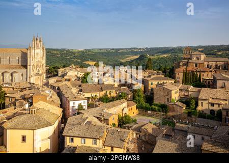 Berühmte Kathedrale Santa Maria Assunta inmitten von Häusern in der Stadt, Orvieto, Italien Stockfoto