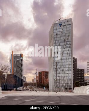 Vom Forum aus kann man die Diagonal Avenue fñanked beim Hotel Princess und Telefonica Tower sehen. Stockfoto