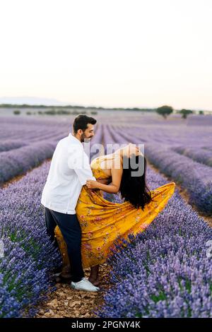 Ein romantisches Paar, das im Lavendelfeld steht Stockfoto
