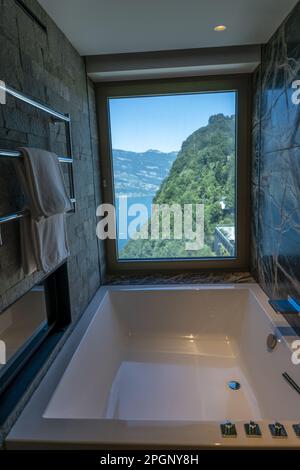 Badewanne mit Berg- und Seeblick in Burgenstock, Nidwalden, Schweiz. Stockfoto