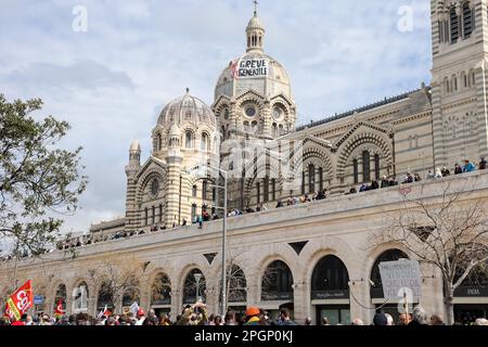 Marseille, Frankreich. 23. März 2023. Ein Banner, das einen Generalstreik fordert, hängt an der Kathedrale von Marseille am Rande der Demonstration gegen die Rentenreform. Die französischen Gewerkschaften haben eine 9.-tägige Aktion gegen die Rentenreform der französischen Regierung gefordert, mit der das Rentenalter von 62 auf 64 Jahre angehoben werden soll. Der französische Präsident Emmanuel Macron erzwang die Rentenreform mit Artikel 49,3 der französischen Verfassung. Artikel 49,3 erlaubt es der Regierung, die Verabschiedung eines Gesetzes ohne Zustimmung des parlaments zu erzwingen (Kreditbild: © Denis Thaust/SOPA Images via ZUMA Press Wire) REDAKTIONELLE VERWENDUNG Stockfoto