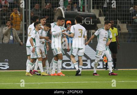 Algier. 24. März 2023. Algeriens Spieler feiern nach einem Tor beim Spiel der Gruppe F zwischen Algerien und Niger bei den Qualifikationsspielen des Africa Cup of Nations 2023 in Algier, Algerien, am 23. März 2023. Kredit: Xinhua/Alamy Live News Stockfoto
