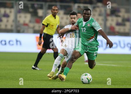 Algier. 24. März 2023. Nigers Abdoul Moumouni (R) tritt mit Algeriens Mohamed Amoura während des Spiels der Gruppe F zwischen Algerien und Niger bei den Qualifikationsspielen 2023 für den Africa Cup of Nations in Algier, Algerien, am 23. März 2023 in Kontakt. Kredit: Xinhua/Alamy Live News Stockfoto