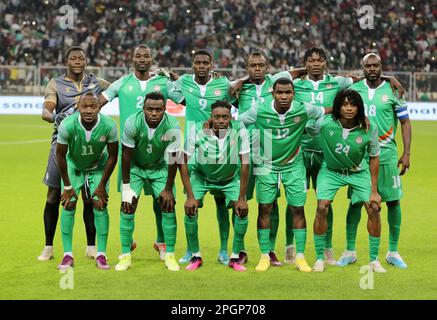 Algier. 24. März 2023. Die Niger-Startspieler stellen sich vor dem Spiel der Gruppe F zwischen Algerien und Niger bei den Qualifikationsspielen des Africa Cup of Nations 2023 in Algier, Algerien, am 23. März 2023 auf. Kredit: Xinhua/Alamy Live News Stockfoto