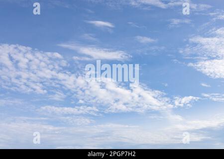 Sommer blau Himmel Wolke Gradienten hellweißen Hintergrund. Schönheit klar bewölkt bei Sonnenschein ruhige helle Winterluft am Boden. Düstere, lebhafte Cyan-Landschaft i Stockfoto