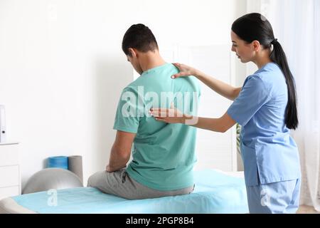 Der Orthopäde untersucht den Mann wieder in der Klinik. Skoliosebehandlung Stockfoto