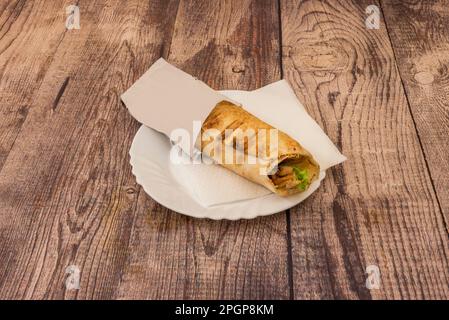 Die arabische Version, Shawarma, wird fast immer mit Lamm hergestellt, während bei der Zubereitung von Gyros, der griechischen Version, in der Regel Schweinefleisch verwendet wird Stockfoto