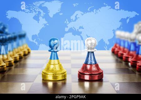 Das Konzept des Krieges zwischen der Ukraine und Russland. Schachfiguren in Farbe von Nationalflaggen auf Holzbrett gegen Weltkarte Stockfoto