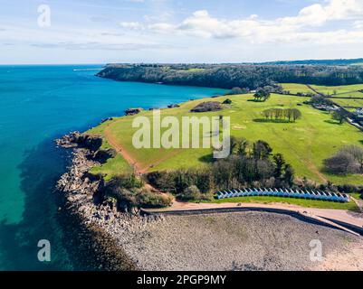 Luftaufnahme der Klippen und des Broadsands Beach von einer Drohne, Paignton, Devon, England, Europa Stockfoto