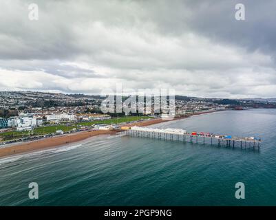 Luftaufnahme von Paignton Pier und Strand von einer Drohne, Paignton, Devon, England, Europa Stockfoto