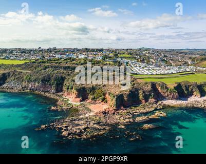 Sessel Cove und Waterside Holiday Park von einer Drohne, Broadsands Beach, Paignton, Devon, England, Europa Stockfoto