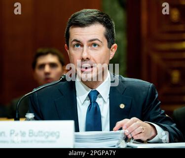 Washington, Usa. 23. März 2023. USA Der Verkehrsminister Pete Buttigieg spricht in den USA Capitol bei einer Anhörung des Senatsausschusses. Kredit: SOPA Images Limited/Alamy Live News Stockfoto