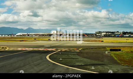 Honolulu, Oahu, Hawaii, USA, - 5. Februar, 2023: Honolulu International Airport vom Runway auf der Insel Oahu, Hawaii Stockfoto