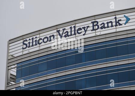 Tempe, Arizona - März 12 2023: Silicon Valley Bank (SVB) hat ein Büro in Phoenix in der Stadt Tempe am Rio Salado Parkway. Stockfoto