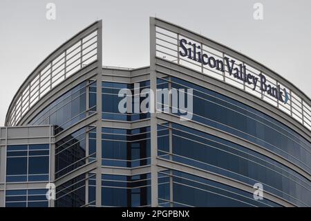 Tempe, Arizona - März 12 2023: Silicon Valley Bank (SVB) hat ein Büro in Phoenix in der Stadt Tempe am Rio Salado Parkway. Stockfoto