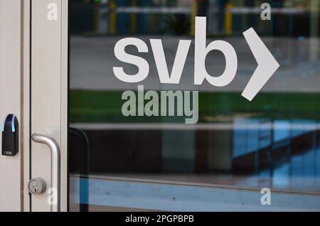 Tempe, Arizona - März 12 2023: Silicon Valley Bank (SVB) hat ein Büro in Phoenix in der Stadt Tempe am Rio Salado Parkway. Stockfoto