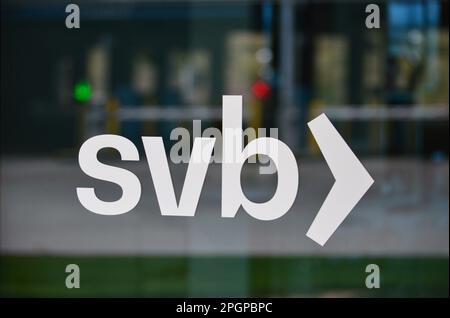 Tempe, Arizona - März 12 2023: Silicon Valley Bank (SVB) hat ein Büro in Phoenix in der Stadt Tempe am Rio Salado Parkway. Stockfoto