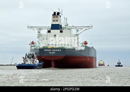 Rohöltanker "Nissos Nikoria, Majuro" manövriert Corpus Christi Schiffskanal, Corpus Christi, Texes. Stockfoto