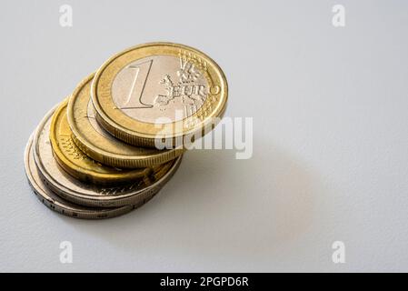 Stapel von Euro-Münzen in Nahaufnahme auf weißem Hintergrund. Währung der Europäischen Union. Stockfoto