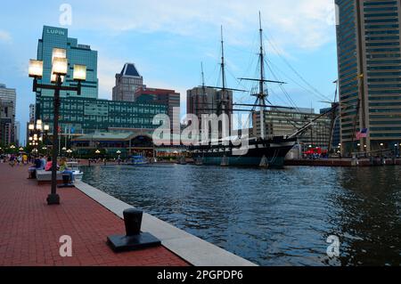 Die USS Constellation, eine Schlacht des Krieges, liegt im Inner Harbor in Baltimore, Maryland, vor Anker Stockfoto