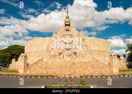 Vorderansicht des berühmten Monumento a la Patria (Vaterland-Denkmal) am Paseo Montejo. Merida, Yucatan, Mexiko. Stockfoto